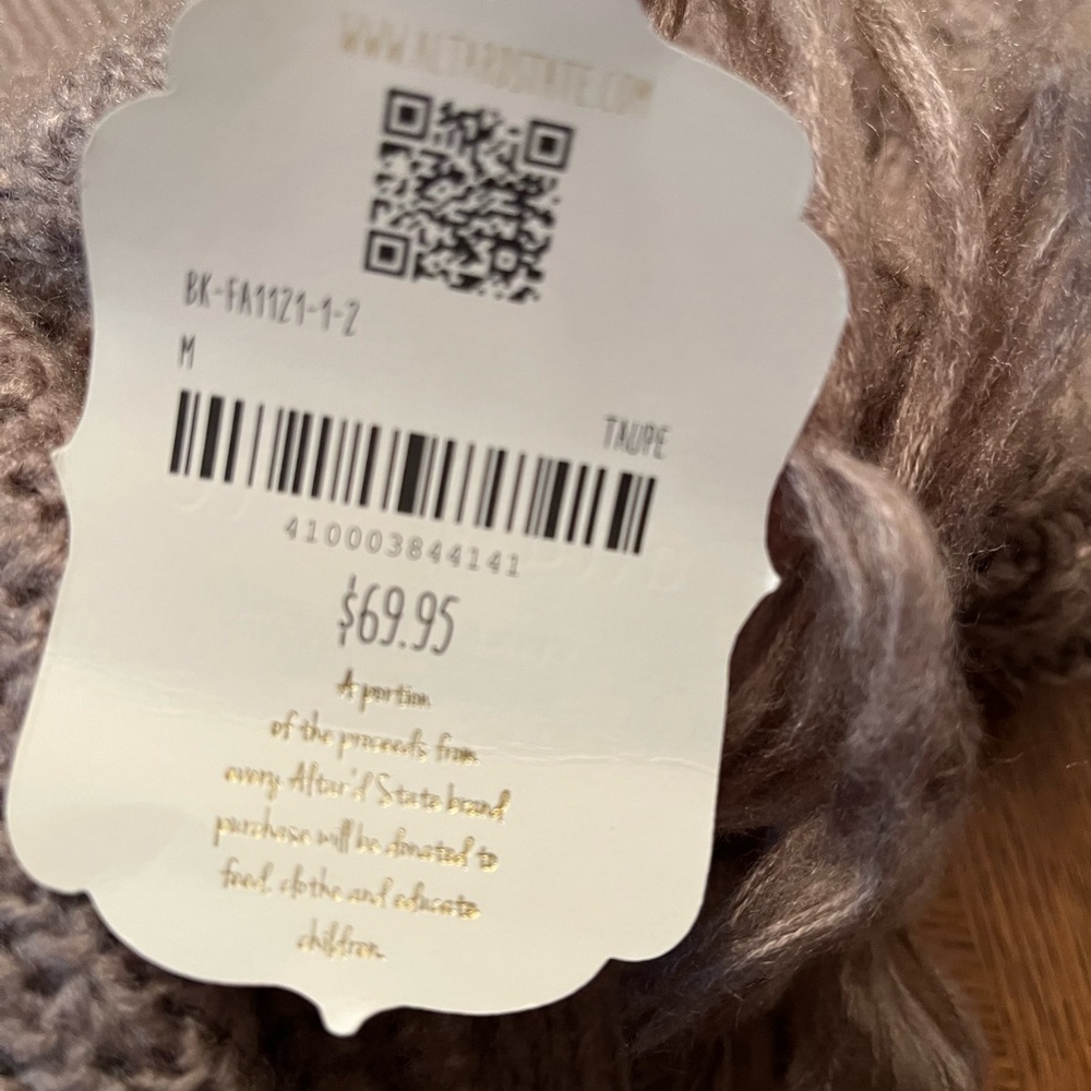 Absolutely beautiful new sweater size Medium - Picture 3 of 12